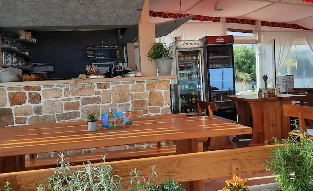 Kava i Pizza trošak na otoku Braču