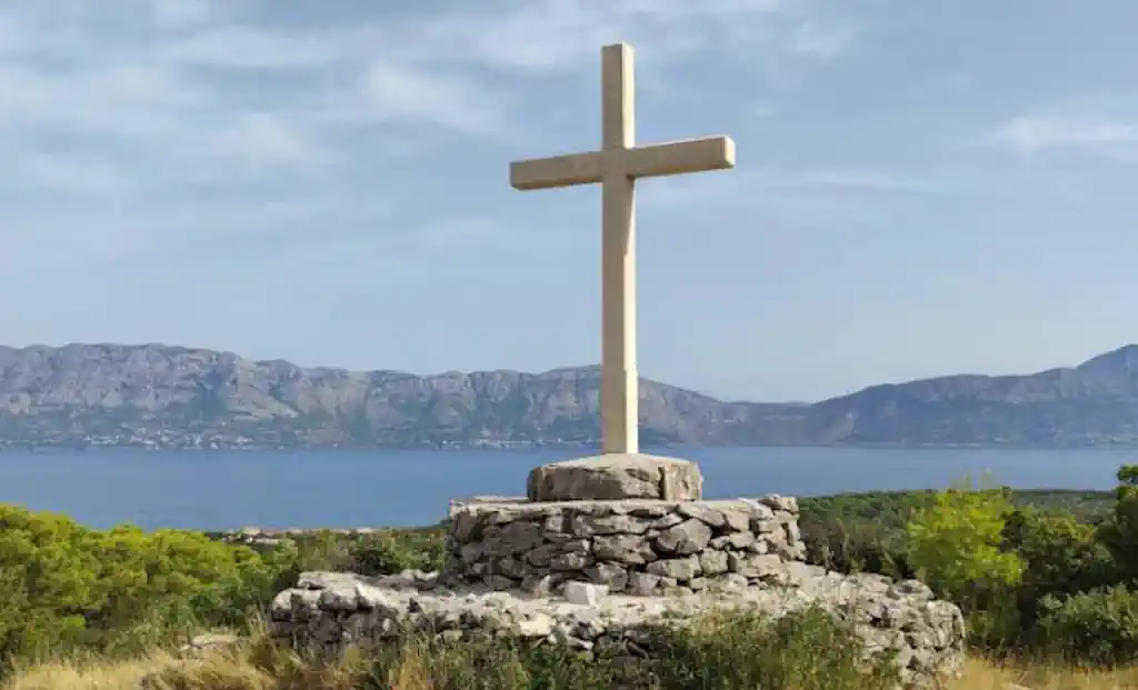 Vječni stražar nad uvalom: Priča o zavjetnom križu iznad Povlja
