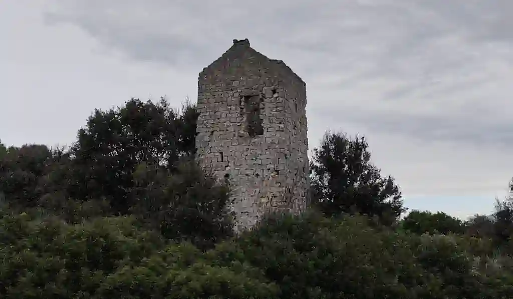 Kaštil (Kula Vusio) – Barokni čuvar bolske luke