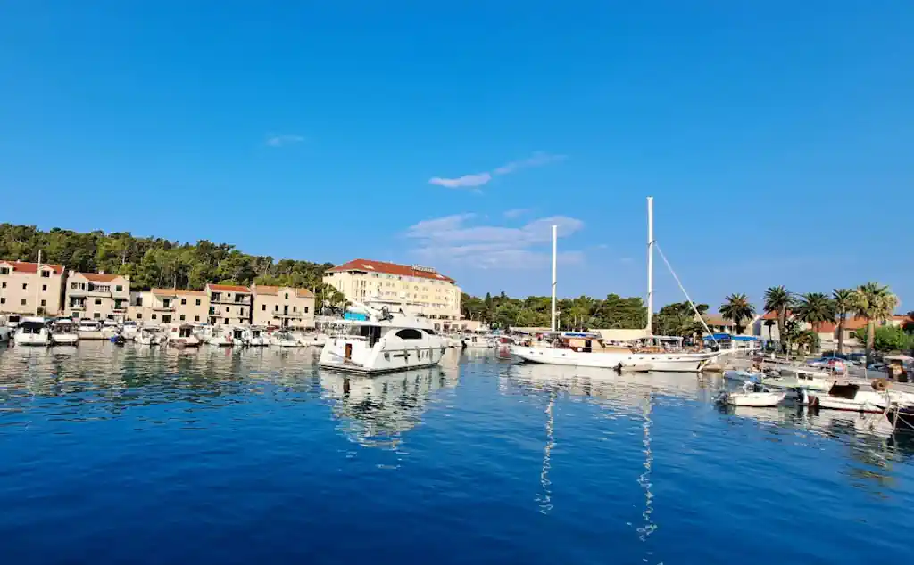 Vodič kroz morske puteve: Kako doći na Brač i isplanirati savršen jednodnevni izlet