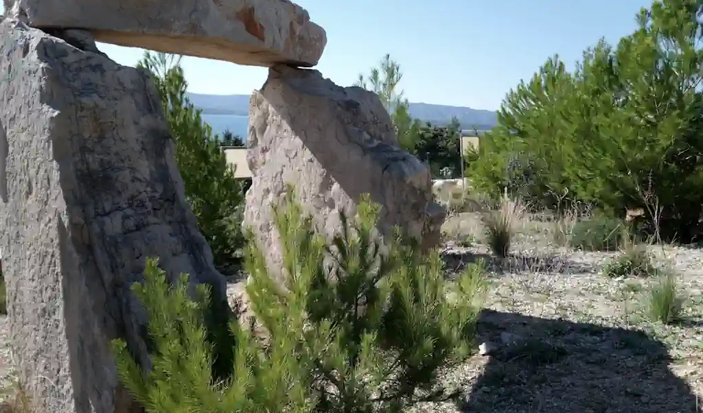 Megalitni park – Spoj umjetnosti, energije i drevnog bračkog krša