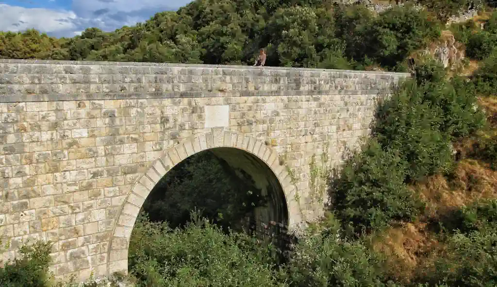 Most Franje Josipa – “Most niotkuda” u srcu bračkog krša