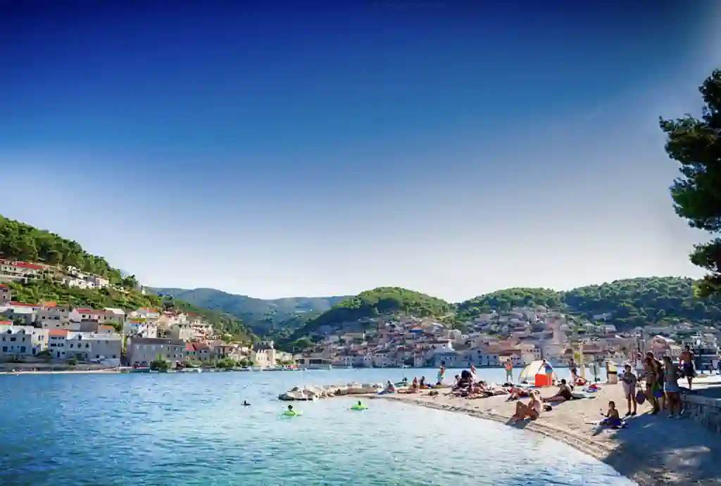 Plaža Sveti Rok – Kamena ljepotica na sjeveru Brača