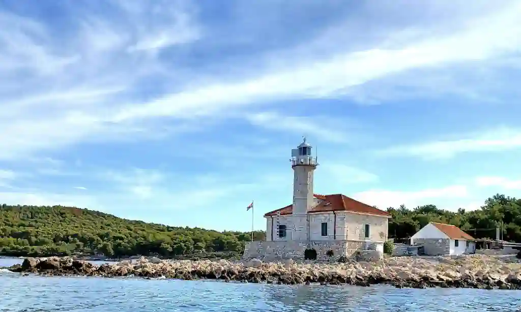 Svjetionik Rt Ražanj – Kameni stražar na vratima Dalmacije