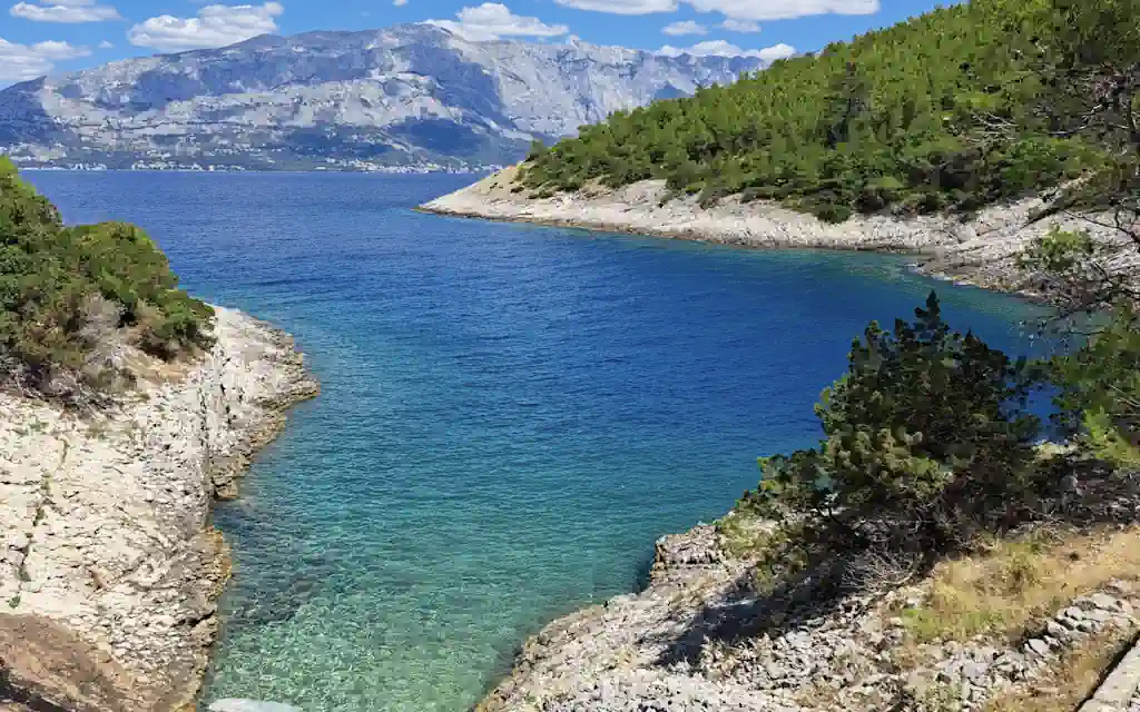 Plaža Vela Vala – Otkrijte netaknutu prirodu istočno od Povlja