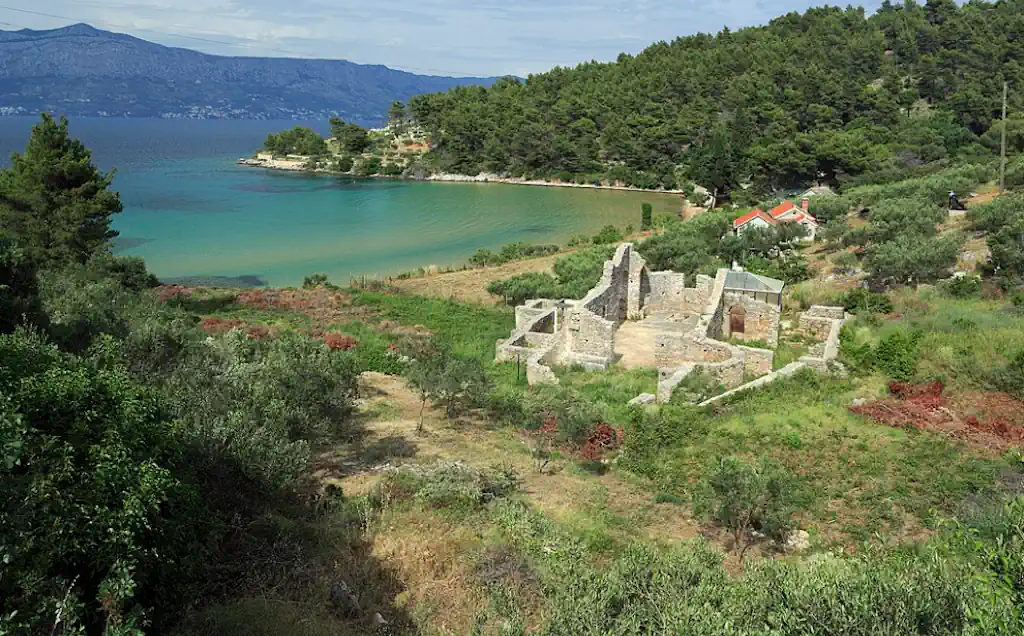 Bazilika sv. Lovre u uvali Lovrečini: Arheološki dragulj u zagrljaju mora