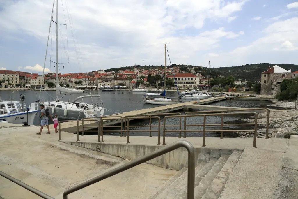 Postira na Braču: kako odabrati plažu i uklopiti Lovrečinu u dan