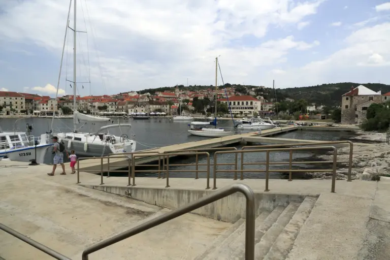 Lučka uvala u Postirima s pogledom prema središtu naselja.